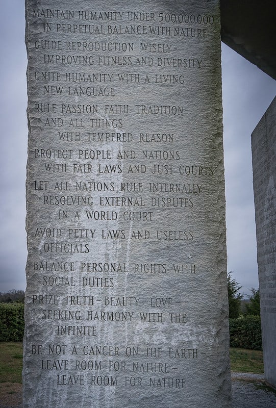 elberton-georgia-guidestones_tekst